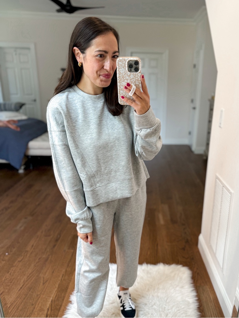 Casual Women's Crewneck Sweatshirt in Light Gray
